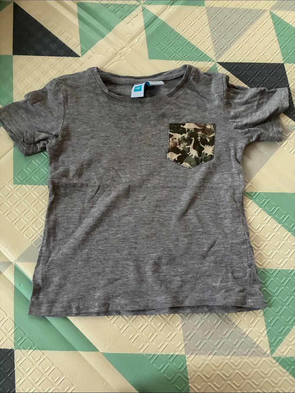 20/25$ 🧸 Kids Gray Short-Sleeve Tee with Camo Pocket
